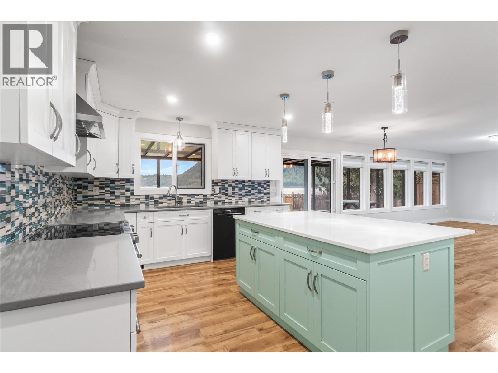 kitchen - 401 97A Highway, Sicamous, BC - Indoor Photo Showing Kitchen With Upgraded Kitchen