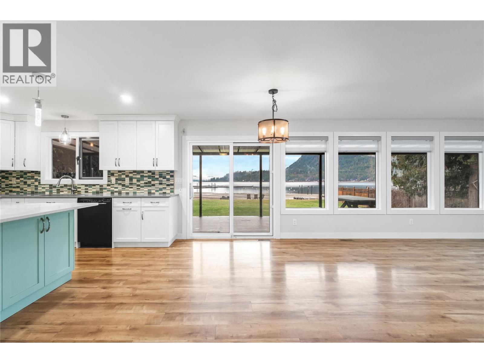 dining room - 401 97A Highway, Sicamous, BC - Indoor Photo Showing Kitchen With Upgraded Kitchen