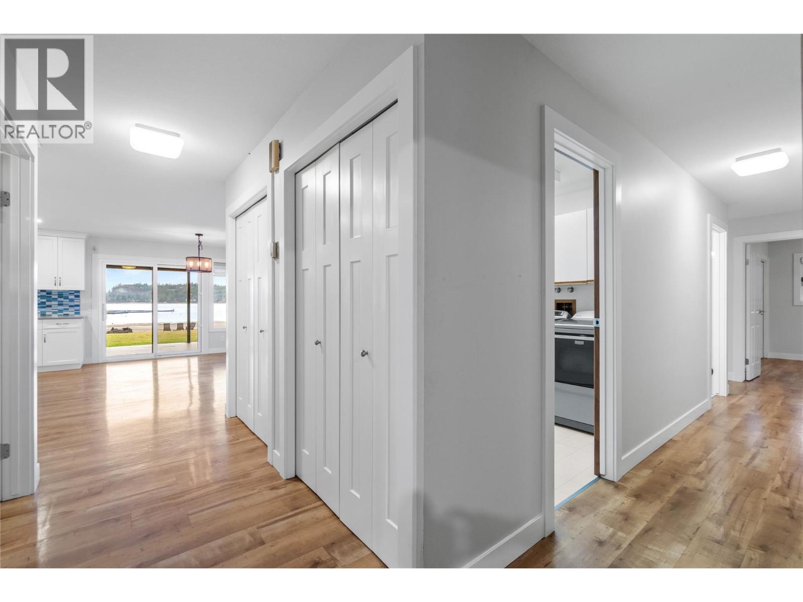 front entrance - 401 97A Highway, Sicamous, BC - Indoor Photo Showing Other Room