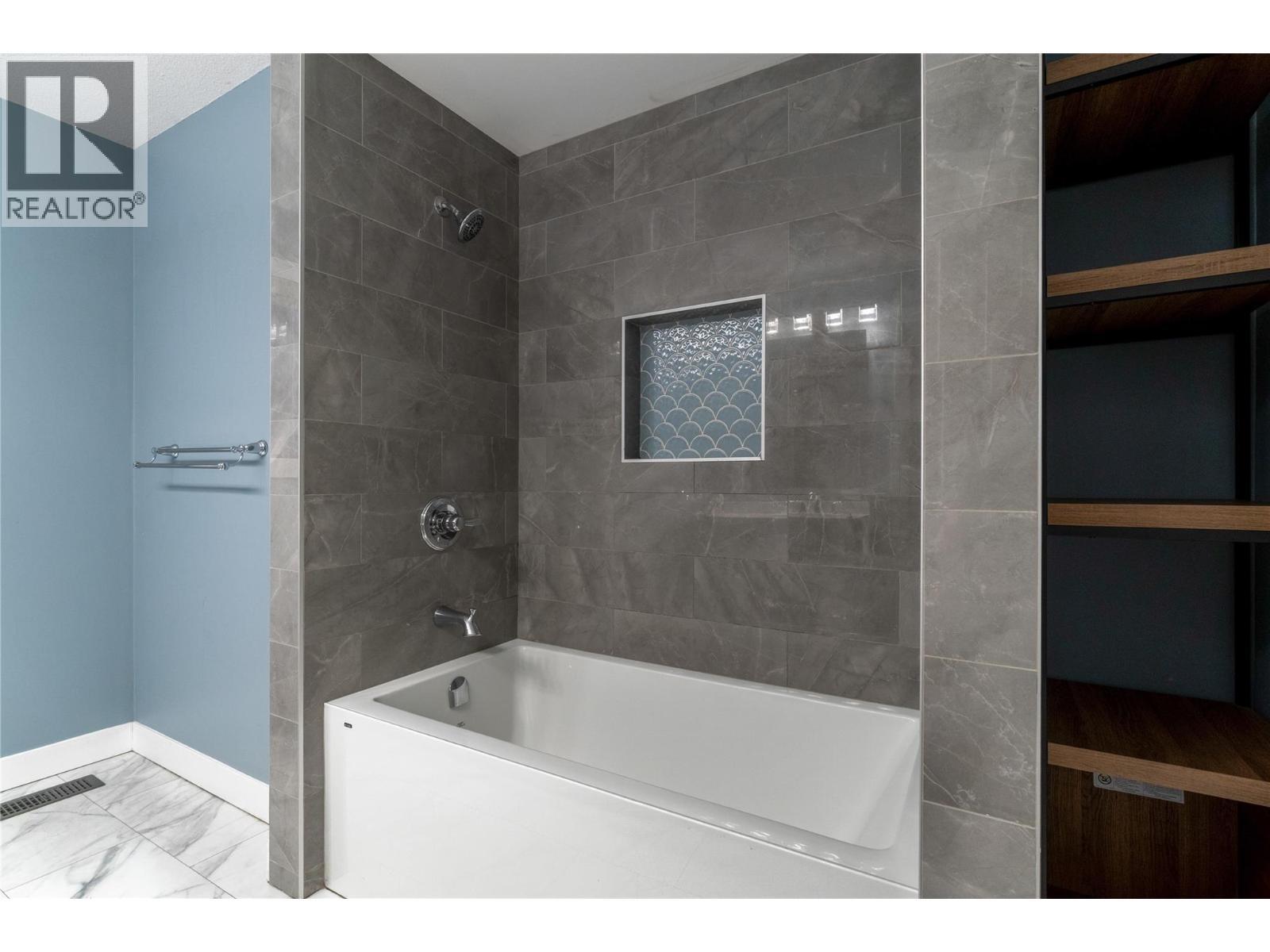 5 piece bathroom - 401 97A Highway, Sicamous, BC - Indoor Photo Showing Bathroom