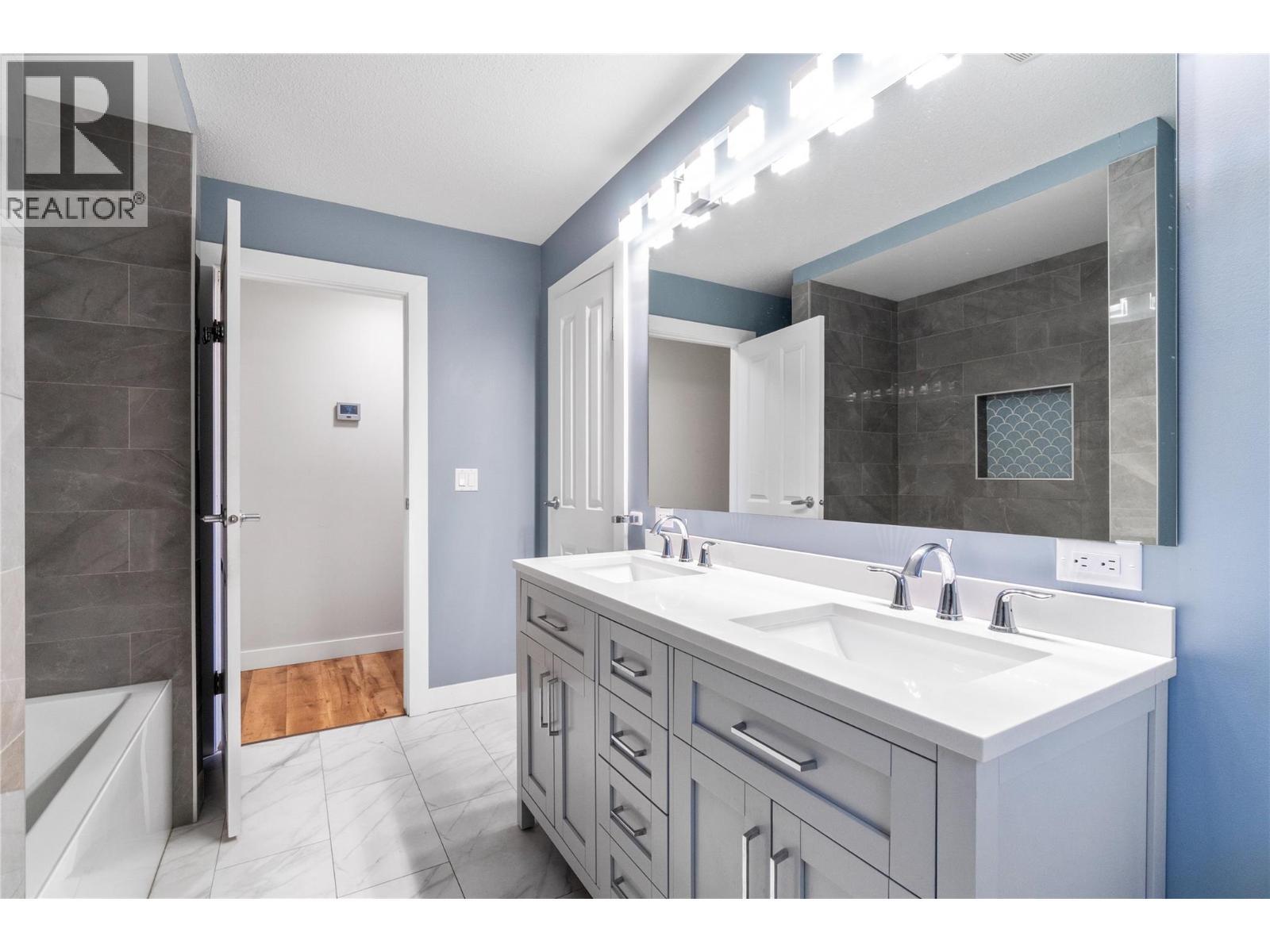 5 piece bathroom - 401 97A Highway, Sicamous, BC - Indoor Photo Showing Bathroom