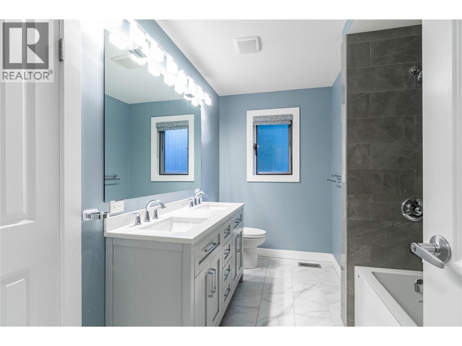 5 piece bathroom - 401 97A Highway, Sicamous, BC - Indoor Photo Showing Bathroom