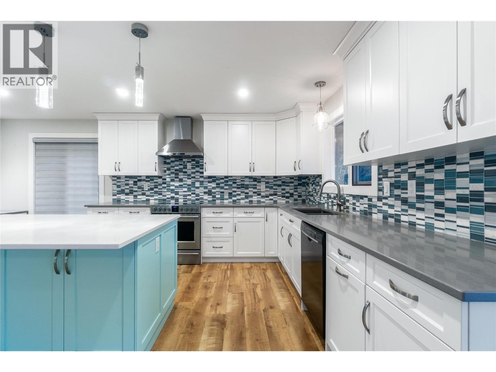 kitchen - 401 97A Highway, Sicamous, BC - Indoor Photo Showing Kitchen With Upgraded Kitchen