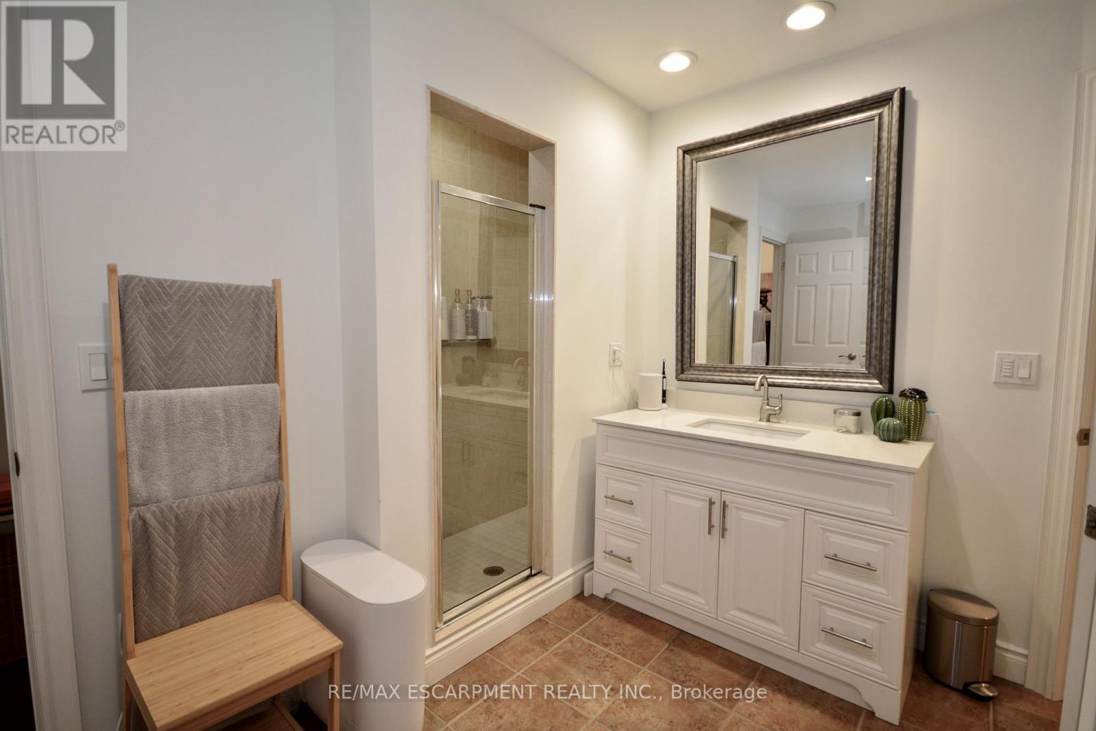 510 - 399 Elizabeth Street, Burlington, ON - Indoor Photo Showing Bathroom