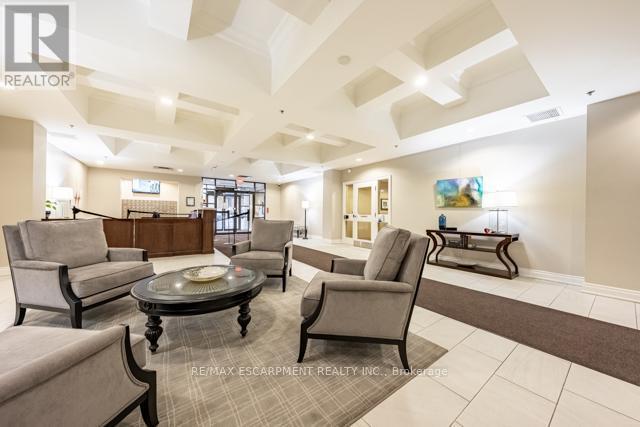 510 - 399 Elizabeth Street, Burlington, ON - Indoor Photo Showing Living Room