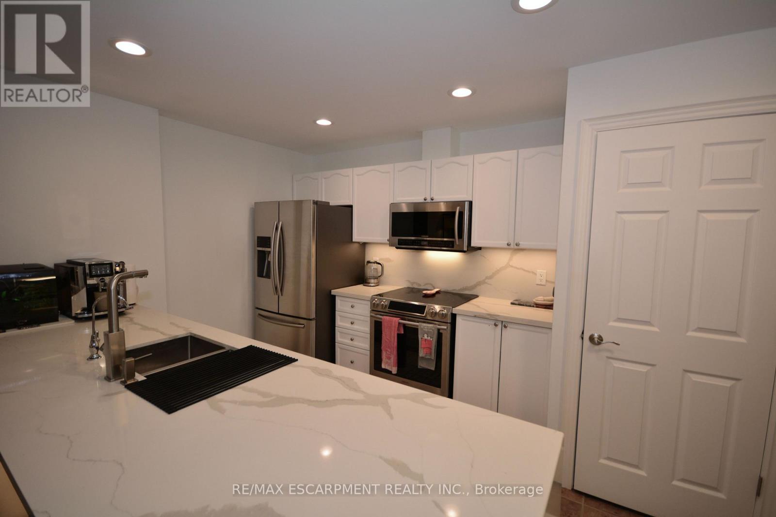 510 - 399 Elizabeth Street, Burlington, ON - Indoor Photo Showing Kitchen With Double Sink
