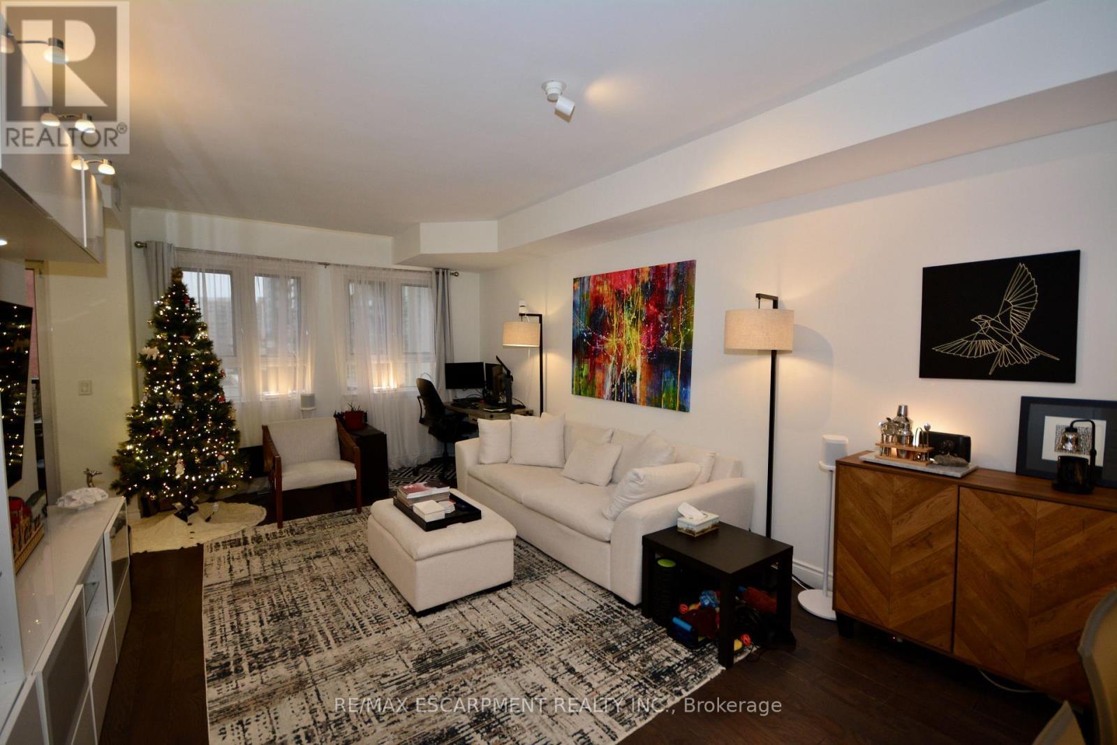 510 - 399 Elizabeth Street, Burlington, ON - Indoor Photo Showing Living Room