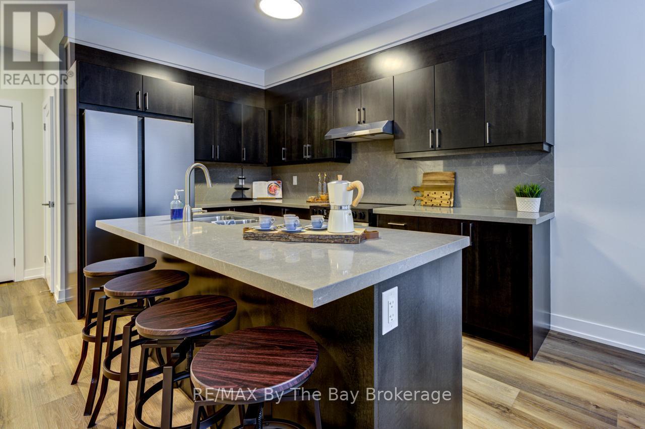 80 - 190 Crosswinds Boulevard, Blue Mountains, ON - Indoor Photo Showing Kitchen With Double Sink With Upgraded Kitchen