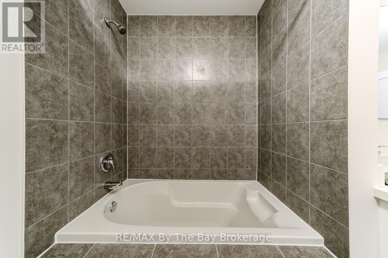 80 - 190 Crosswinds Boulevard, Blue Mountains, ON - Indoor Photo Showing Bathroom