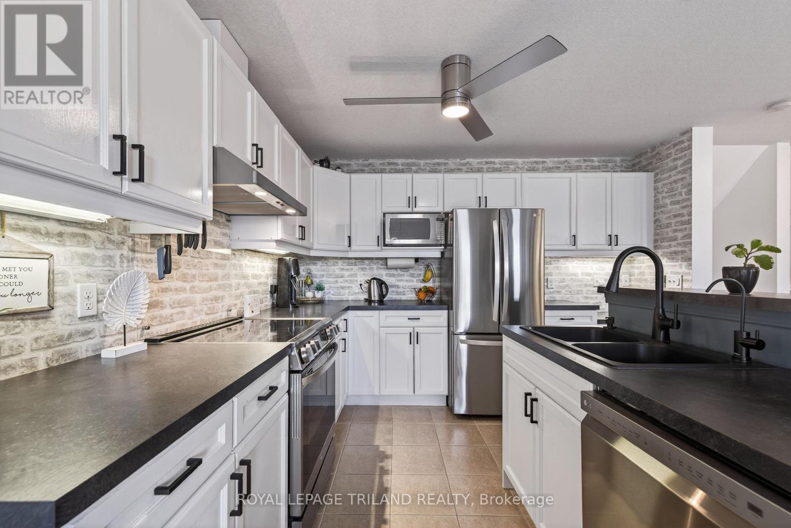 39 - 1625 Purser Street, London East (East D), ON - Indoor Photo Showing Kitchen With Stainless Steel Kitchen With Double Sink With Upgraded Kitchen