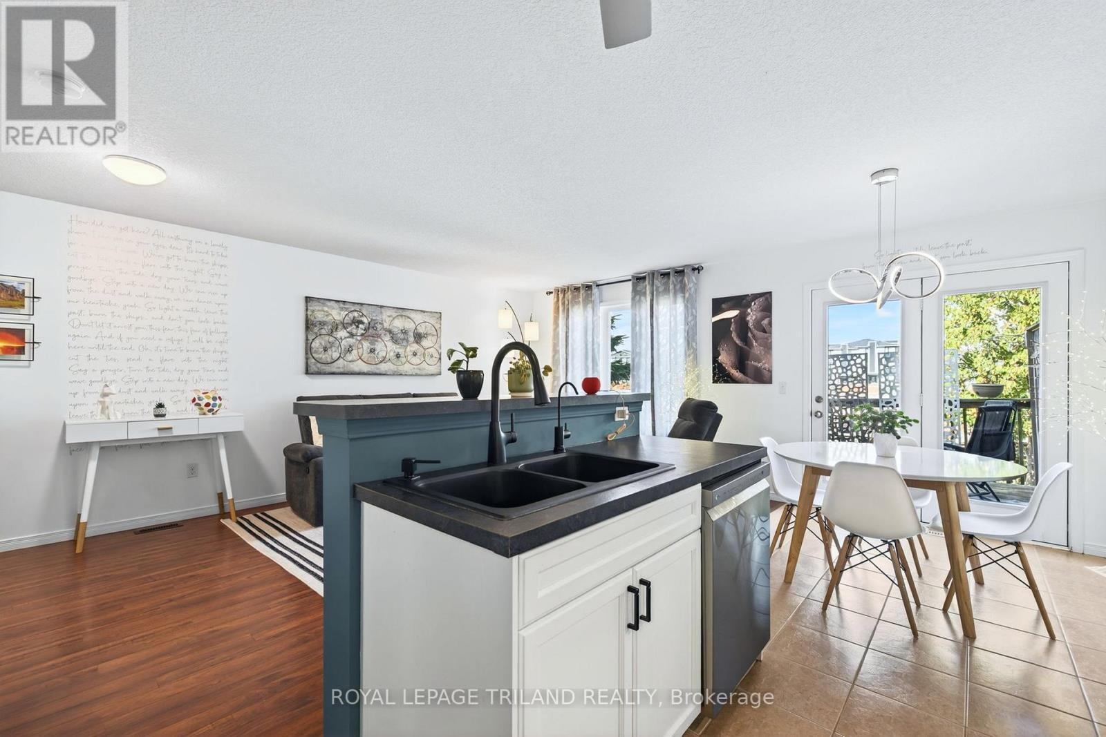 39 - 1625 Purser Street, London East (East D), ON - Indoor Photo Showing Kitchen With Double Sink