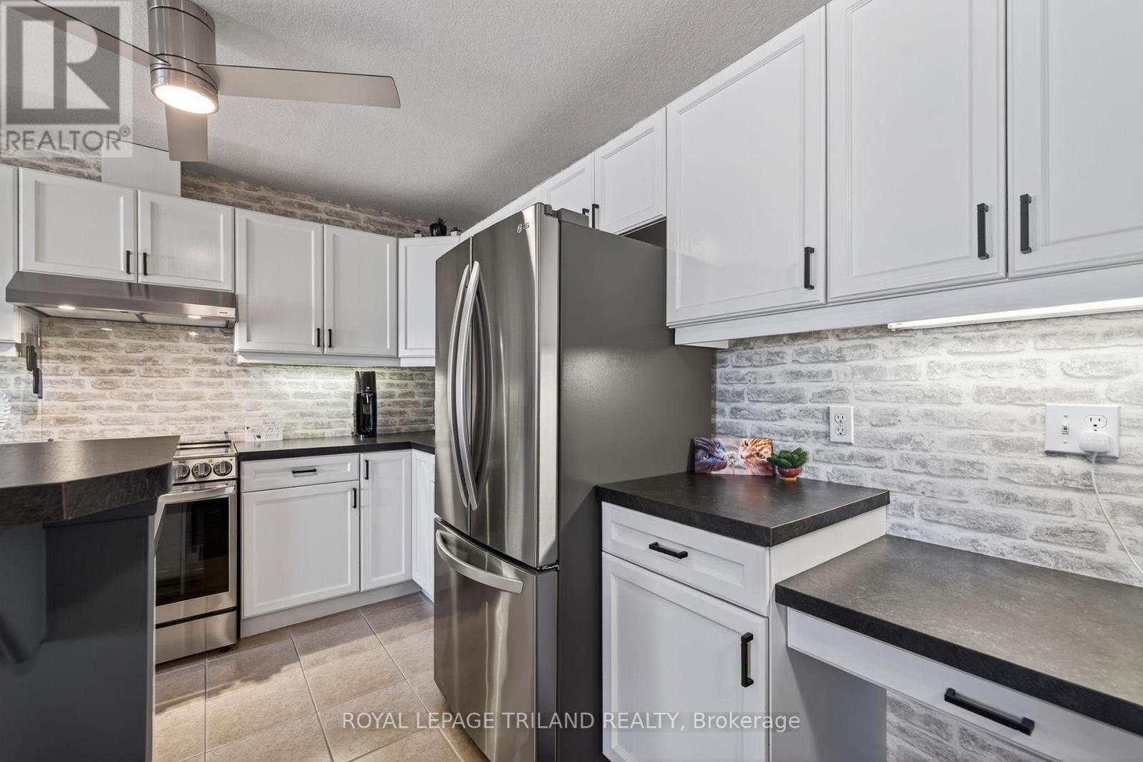 39 - 1625 Purser Street, London East (East D), ON - Indoor Photo Showing Kitchen With Stainless Steel Kitchen