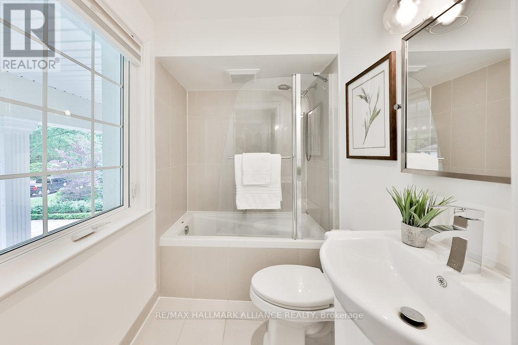 1316 Cambridge Drive, Oakville (Mo Morrison), ON - Indoor Photo Showing Bathroom