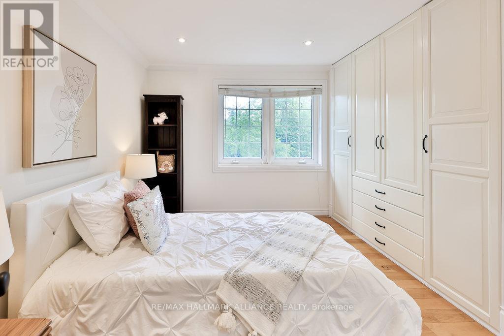 1316 Cambridge Drive, Oakville (Mo Morrison), ON - Indoor Photo Showing Bedroom