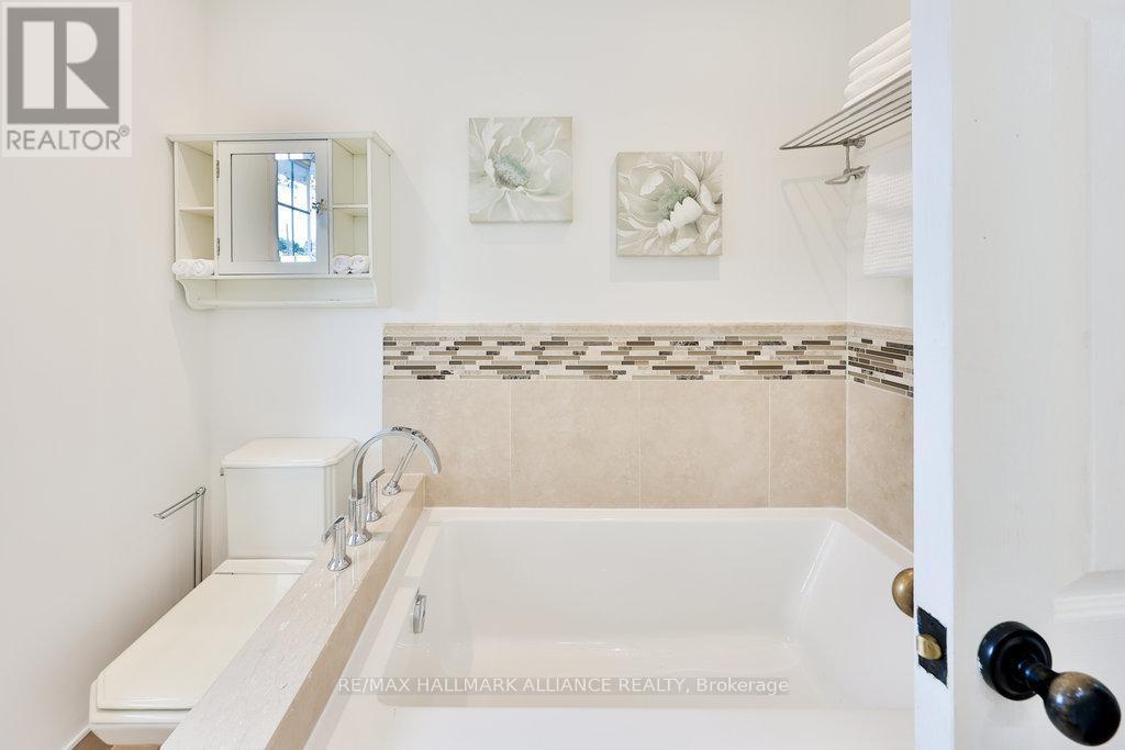 1316 Cambridge Drive, Oakville (Mo Morrison), ON - Indoor Photo Showing Bathroom