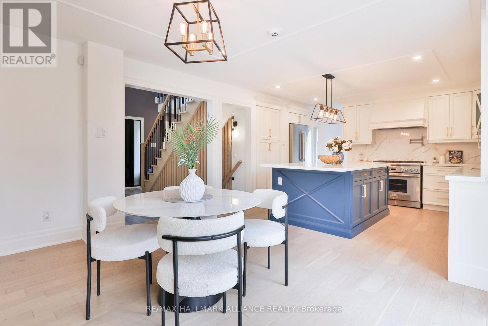 Breakfast area - 2309 Dunedin Road, Oakville (Fd Ford), ON - Indoor Photo Showing Dining Room
