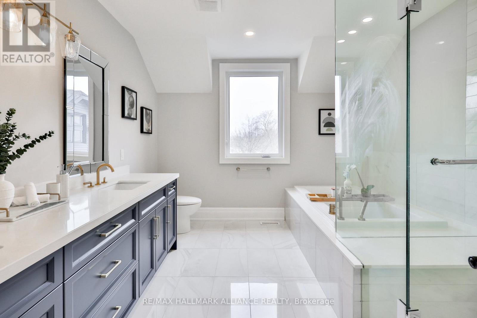 Primary bedroom ensuite - 2309 Dunedin Road, Oakville (Fd Ford), ON - Indoor Photo Showing Bathroom
