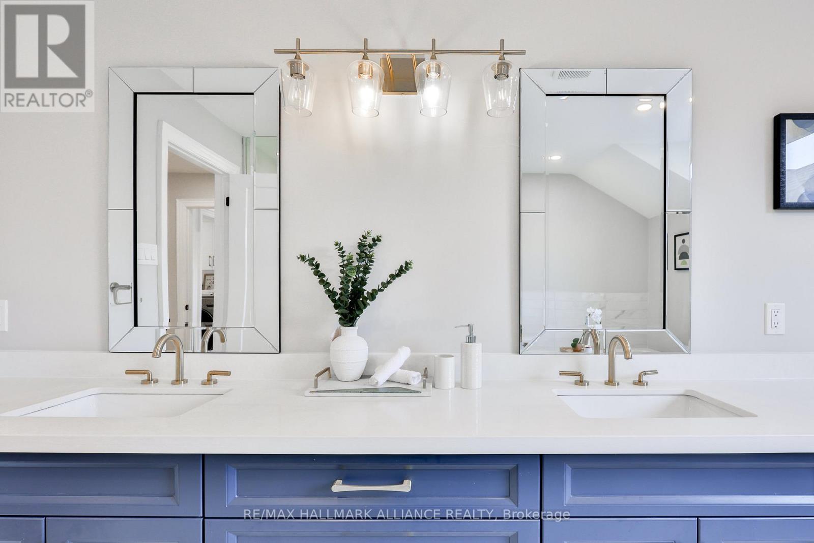 Primary bedroom ensuite - 2309 Dunedin Road, Oakville (Fd Ford), ON - Indoor Photo Showing Bathroom