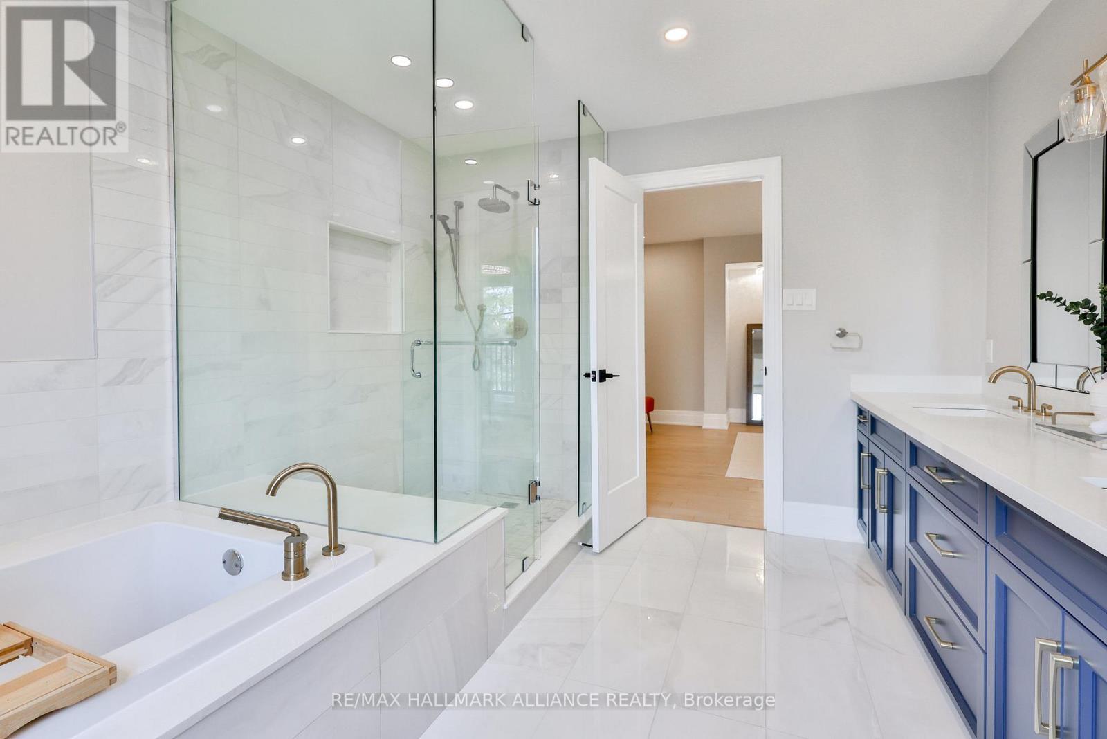 Primary bedroom ensuite - 2309 Dunedin Road, Oakville (Fd Ford), ON - Indoor Photo Showing Bathroom