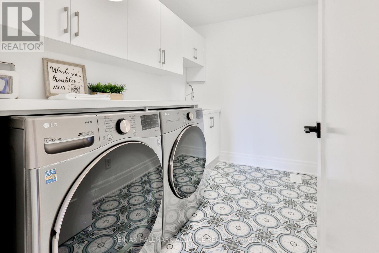 2nd floor laundry - 2309 Dunedin Road, Oakville (Fd Ford), ON - Indoor Photo Showing Laundry Room