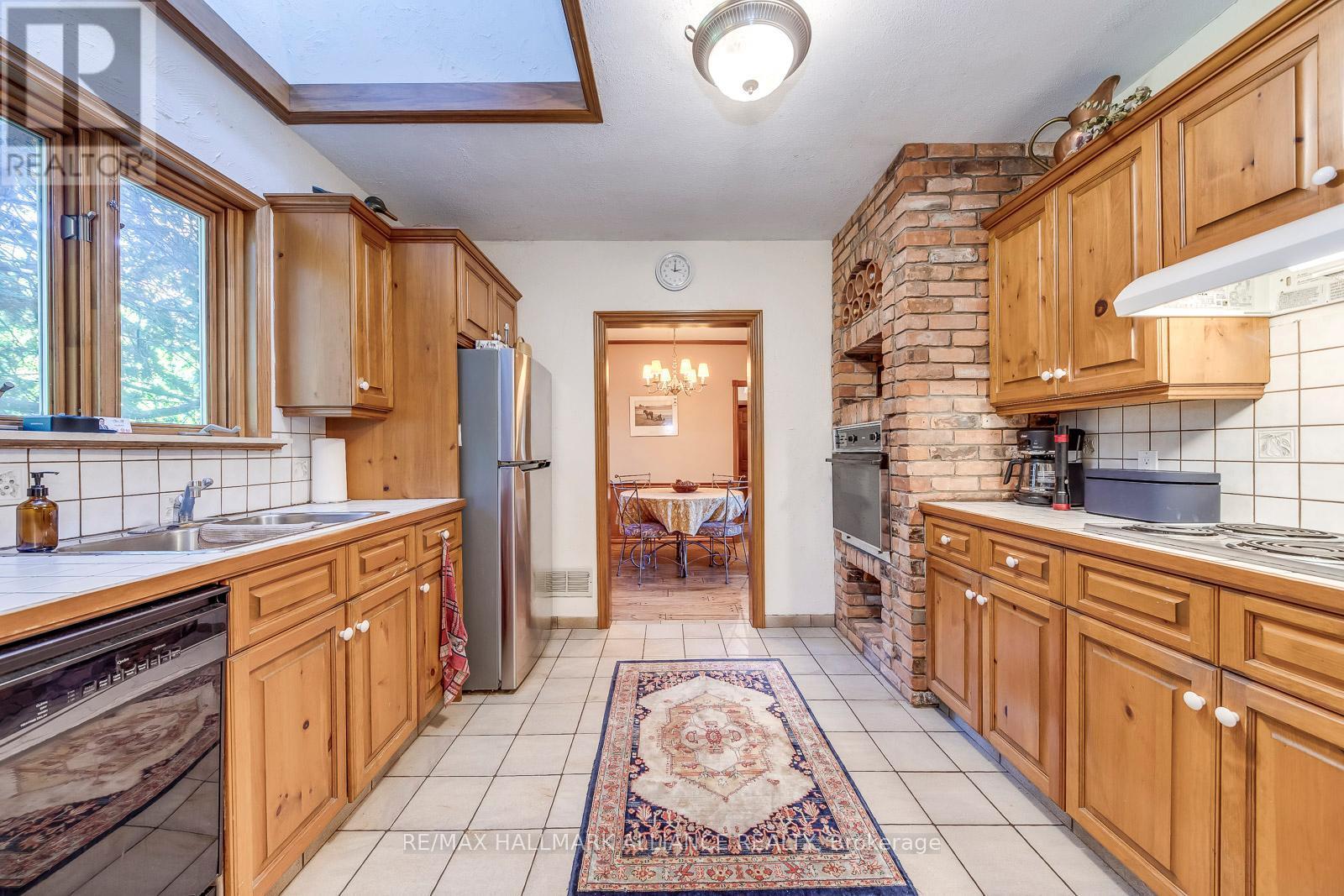 4447 Lakeshore Road, Burlington (Shoreacres), ON - Indoor Photo Showing Kitchen With Double Sink