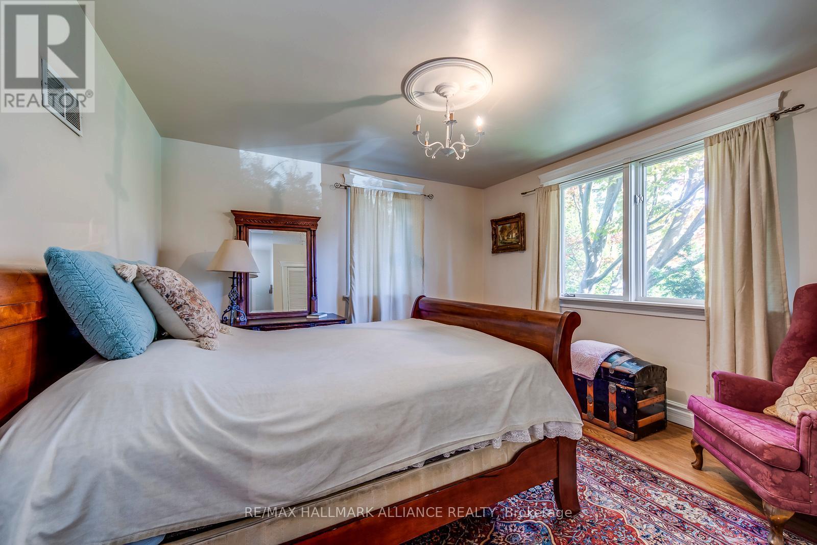 4447 Lakeshore Road, Burlington (Shoreacres), ON - Indoor Photo Showing Bedroom