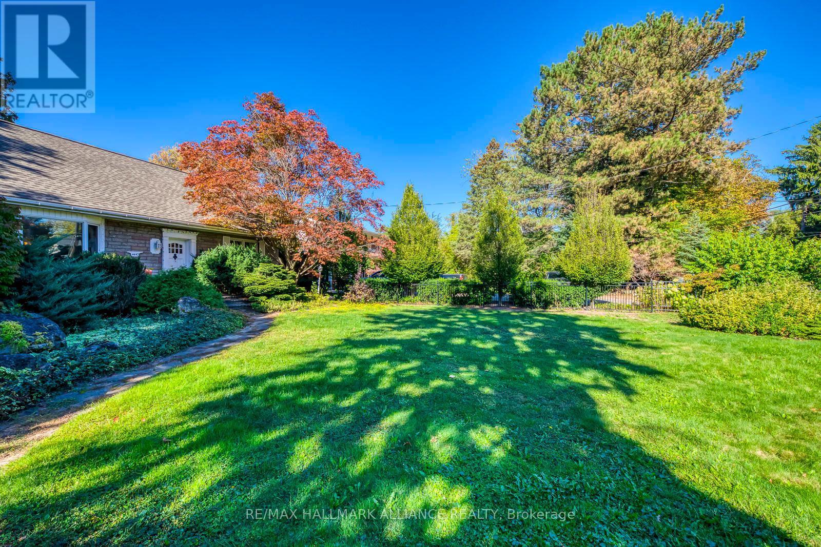 4447 Lakeshore Road, Burlington (Shoreacres), ON - Outdoor