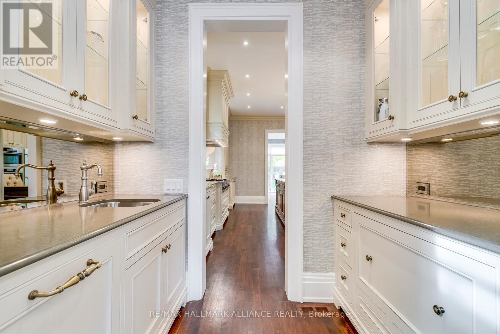 138 Dianne Avenue, Oakville (Mo Morrison), ON - Indoor Photo Showing Kitchen