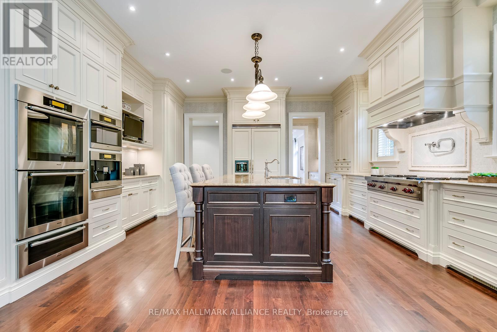Kitchen - 138 Dianne Avenue, Oakville (Mo Morrison), ON - Indoor Photo Showing Kitchen With Upgraded Kitchen