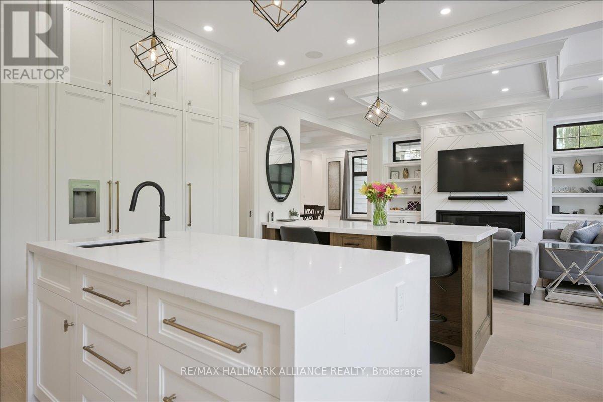 1225 Baldwin Drive, Oakville (Mo Morrison), ON - Indoor Photo Showing Kitchen With Upgraded Kitchen