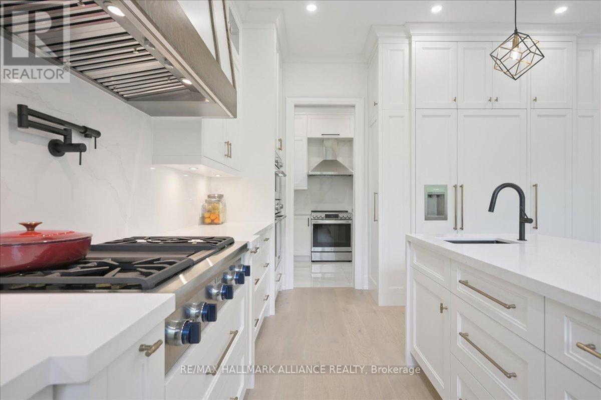 1225 Baldwin Drive, Oakville (Mo Morrison), ON - Indoor Photo Showing Kitchen With Upgraded Kitchen