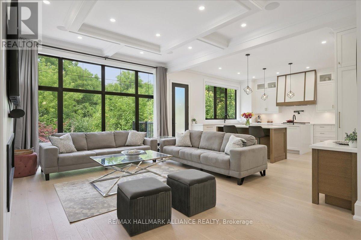1225 Baldwin Drive, Oakville (Mo Morrison), ON - Indoor Photo Showing Living Room