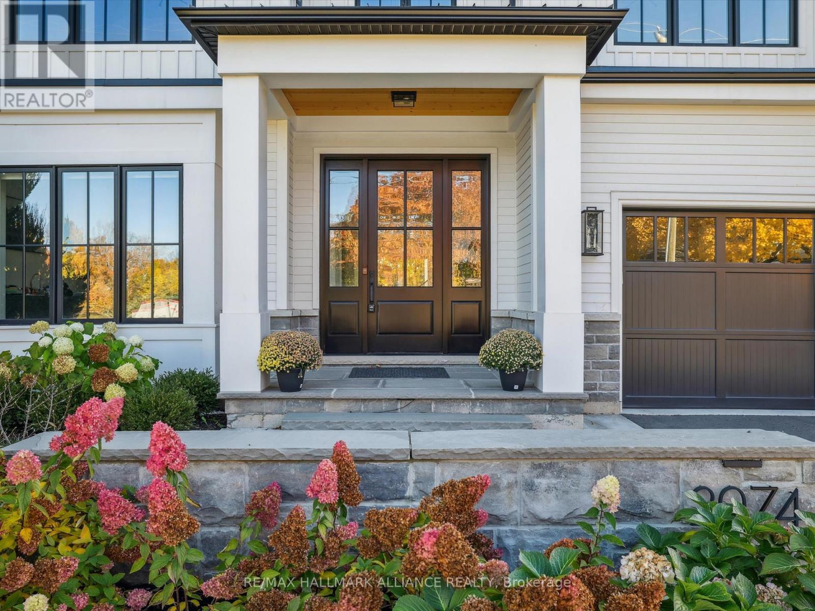 2074 Seabrook Drive, Oakville (Wo West), ON - Outdoor