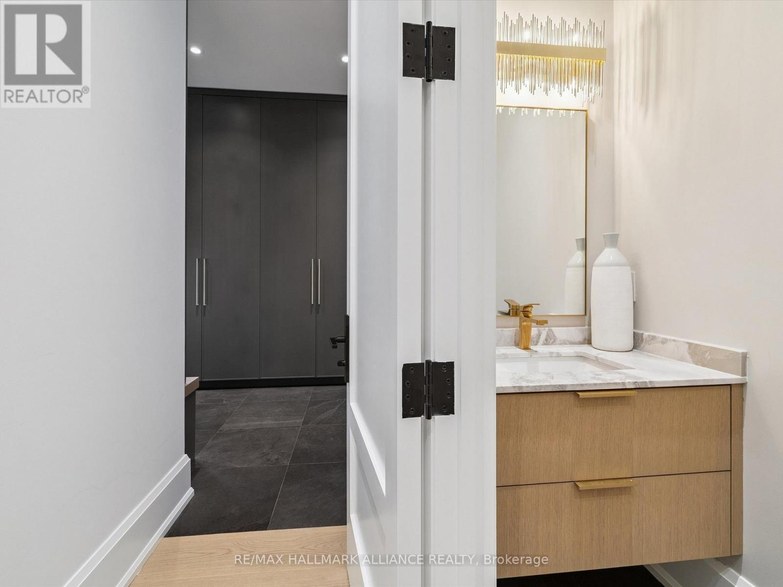Powder room - 2074 Seabrook Drive, Oakville (Wo West), ON - Indoor Photo Showing Other Room