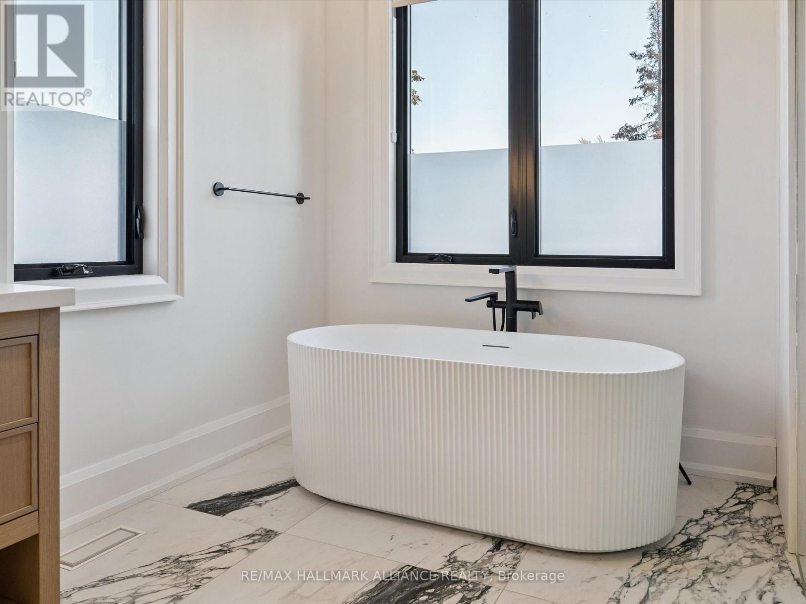 2074 Seabrook Drive, Oakville (Wo West), ON - Indoor Photo Showing Bathroom