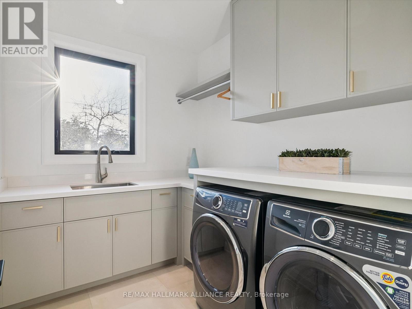 2074 Seabrook Drive, Oakville (Wo West), ON - Indoor Photo Showing Laundry Room