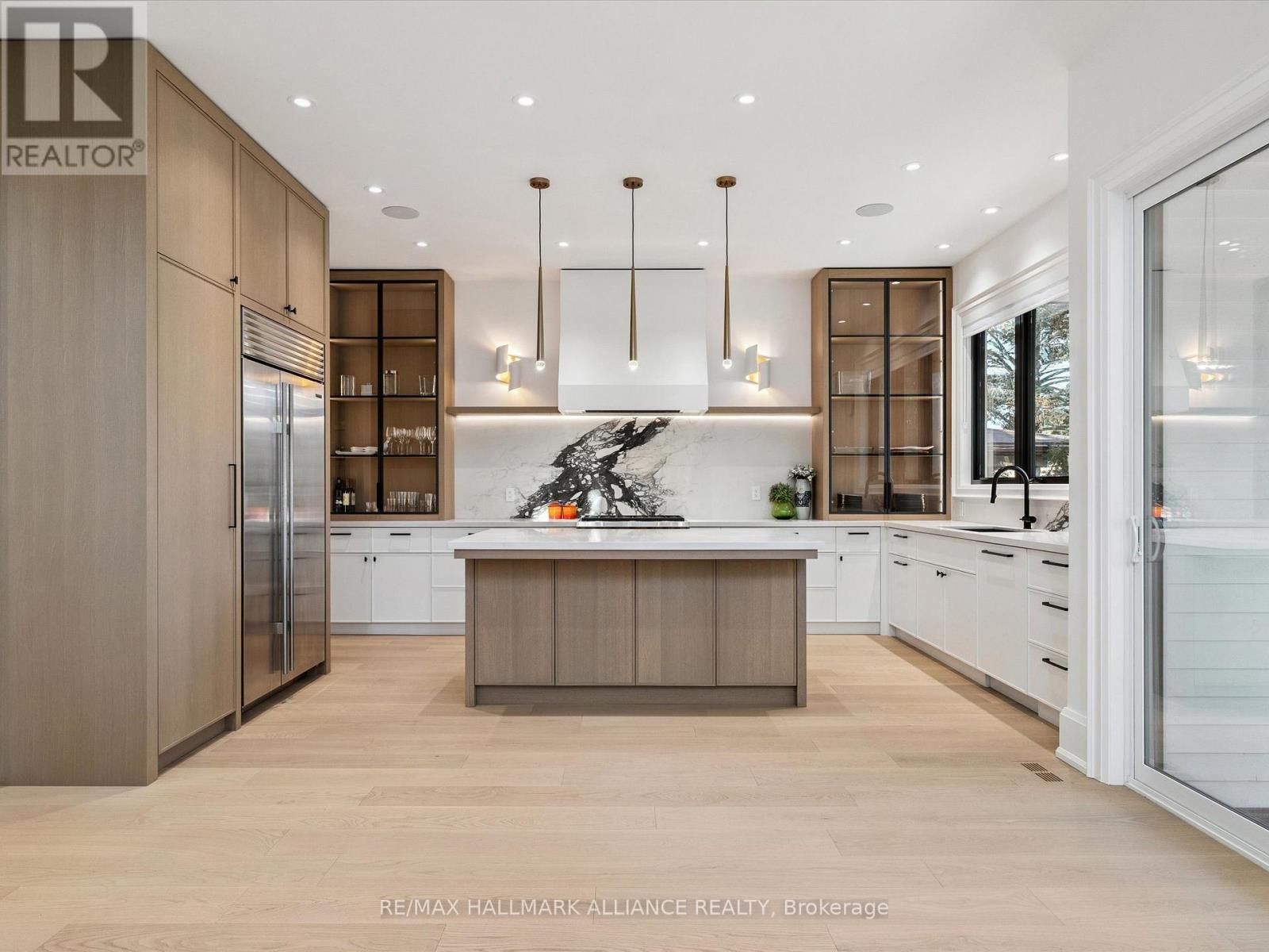 2074 Seabrook Drive, Oakville (Wo West), ON - Indoor Photo Showing Kitchen With Upgraded Kitchen