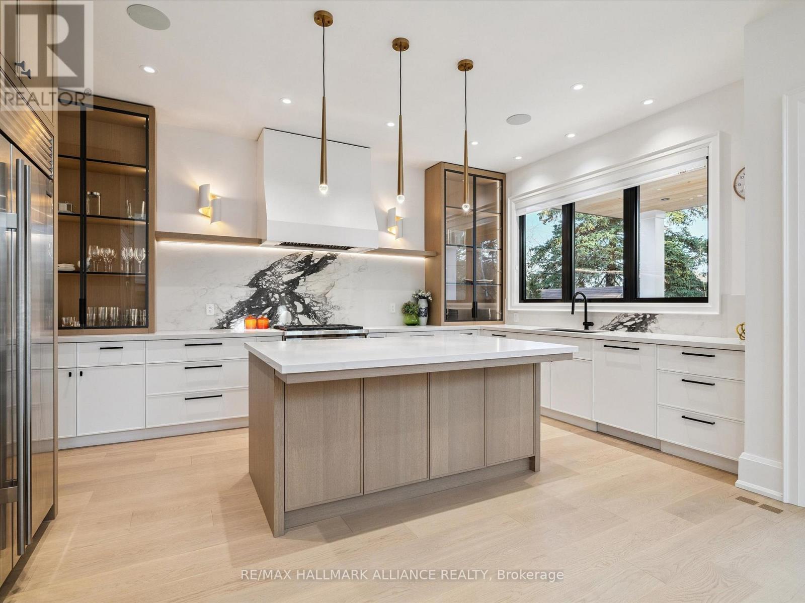 2074 Seabrook Drive, Oakville (Wo West), ON - Indoor Photo Showing Kitchen With Upgraded Kitchen