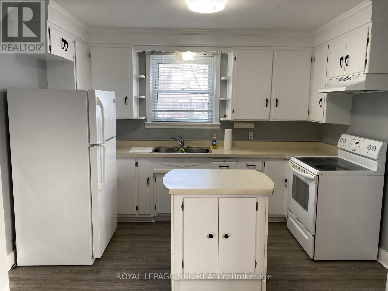 5477 Green Avenue, Niagara Falls (Ascot), ON - Indoor Photo Showing Kitchen With Double Sink