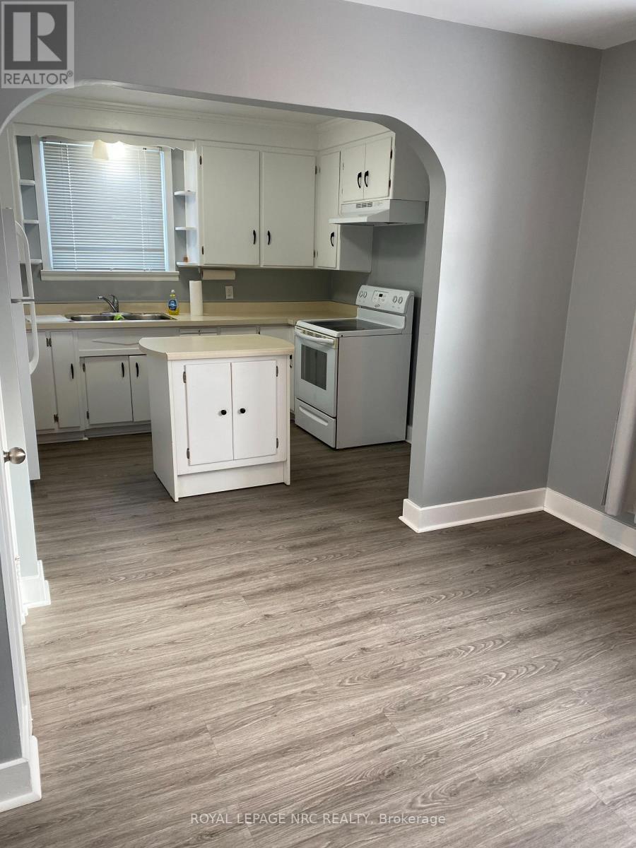 5477 Green Avenue, Niagara Falls (Ascot), ON - Indoor Photo Showing Kitchen