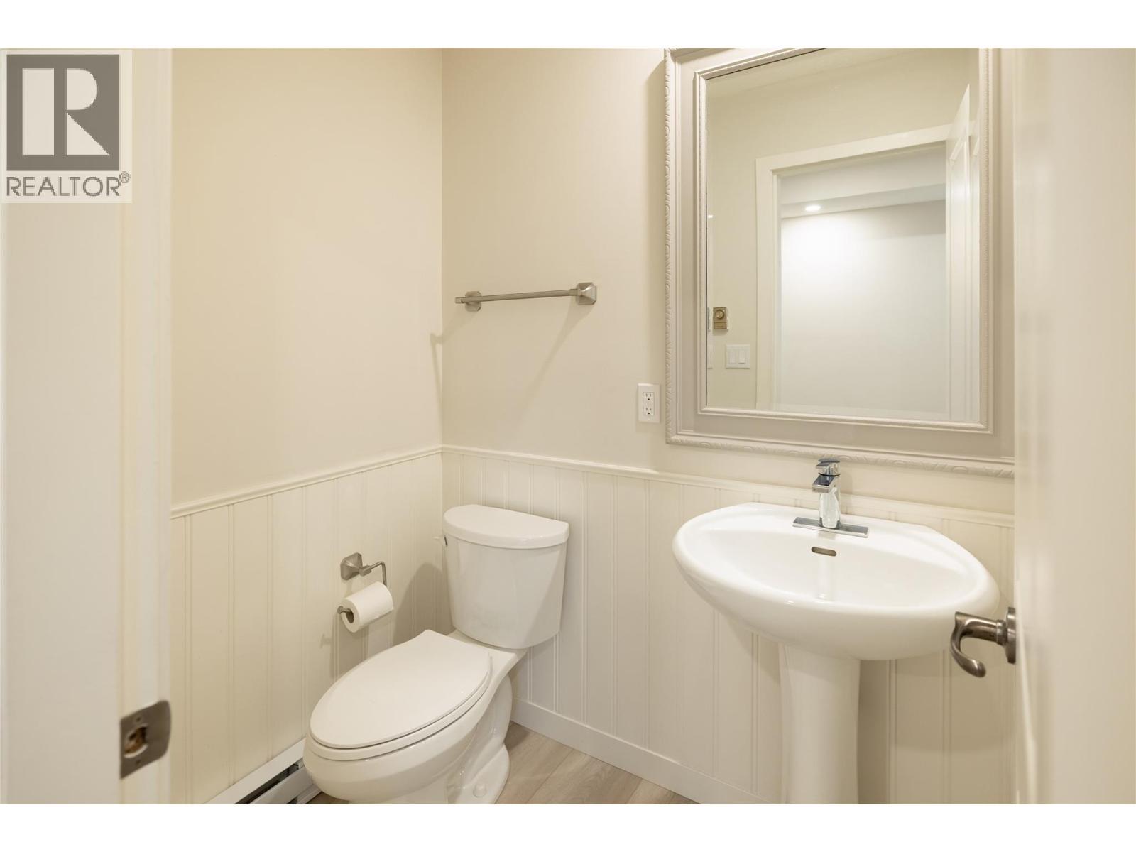 4790 Seaton Place, Peachland, BC - Indoor Photo Showing Bathroom