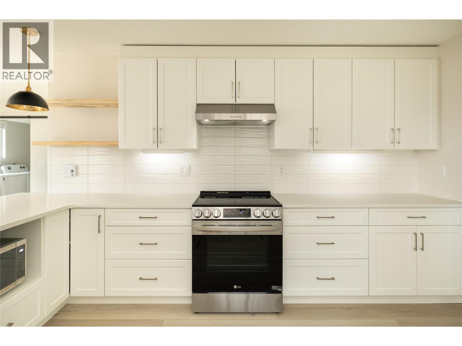 4790 Seaton Place, Peachland, BC - Indoor Photo Showing Kitchen With Upgraded Kitchen