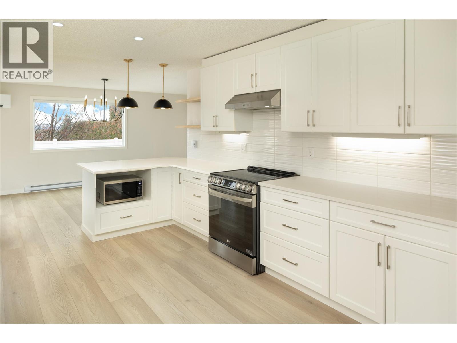 4790 Seaton Place, Peachland, BC - Indoor Photo Showing Kitchen With Upgraded Kitchen