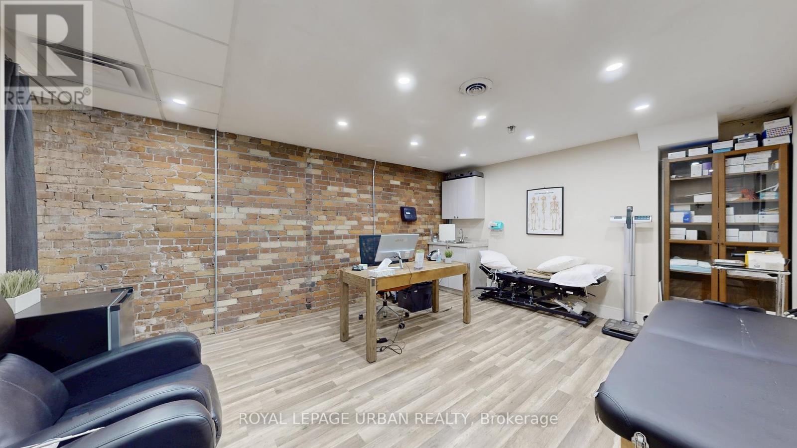 200 Spadina Avenue, Toronto, ON