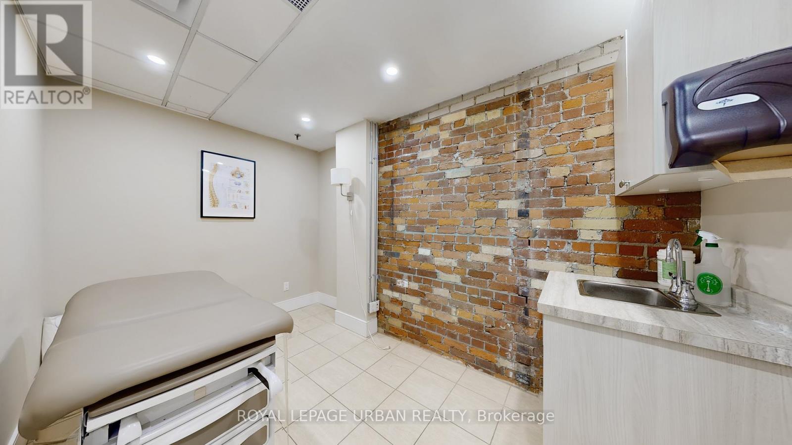 200 Spadina Avenue, Toronto, ON