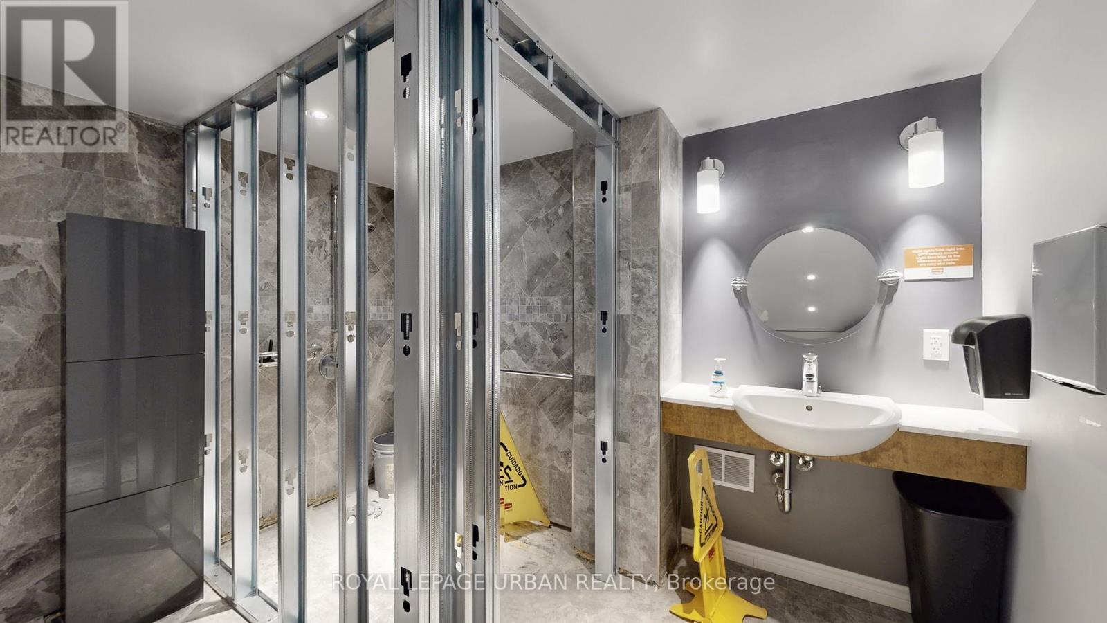 200 Spadina Avenue, Toronto, ON