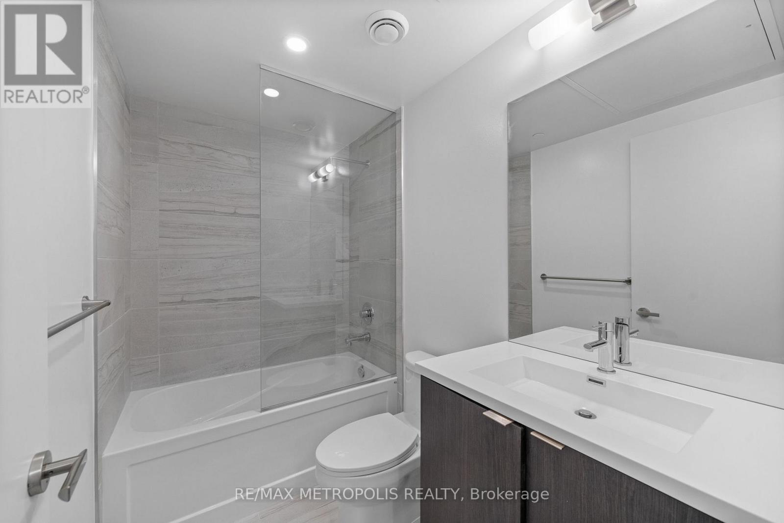 6208 - 138 Downes Street, Toronto, ON - Indoor Photo Showing Bathroom