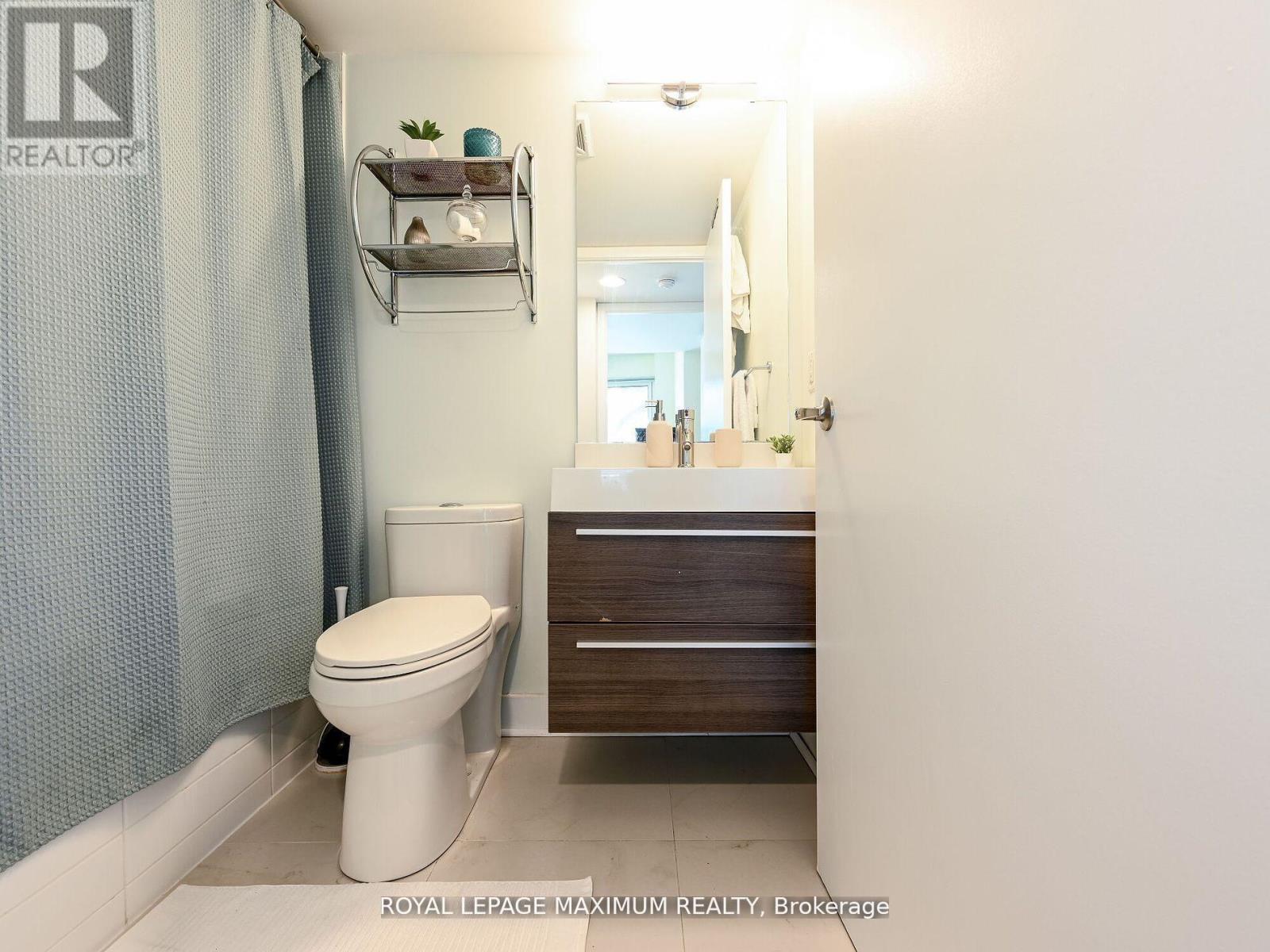 1013 - 155 Legion Road N, Toronto, ON - Indoor Photo Showing Bathroom