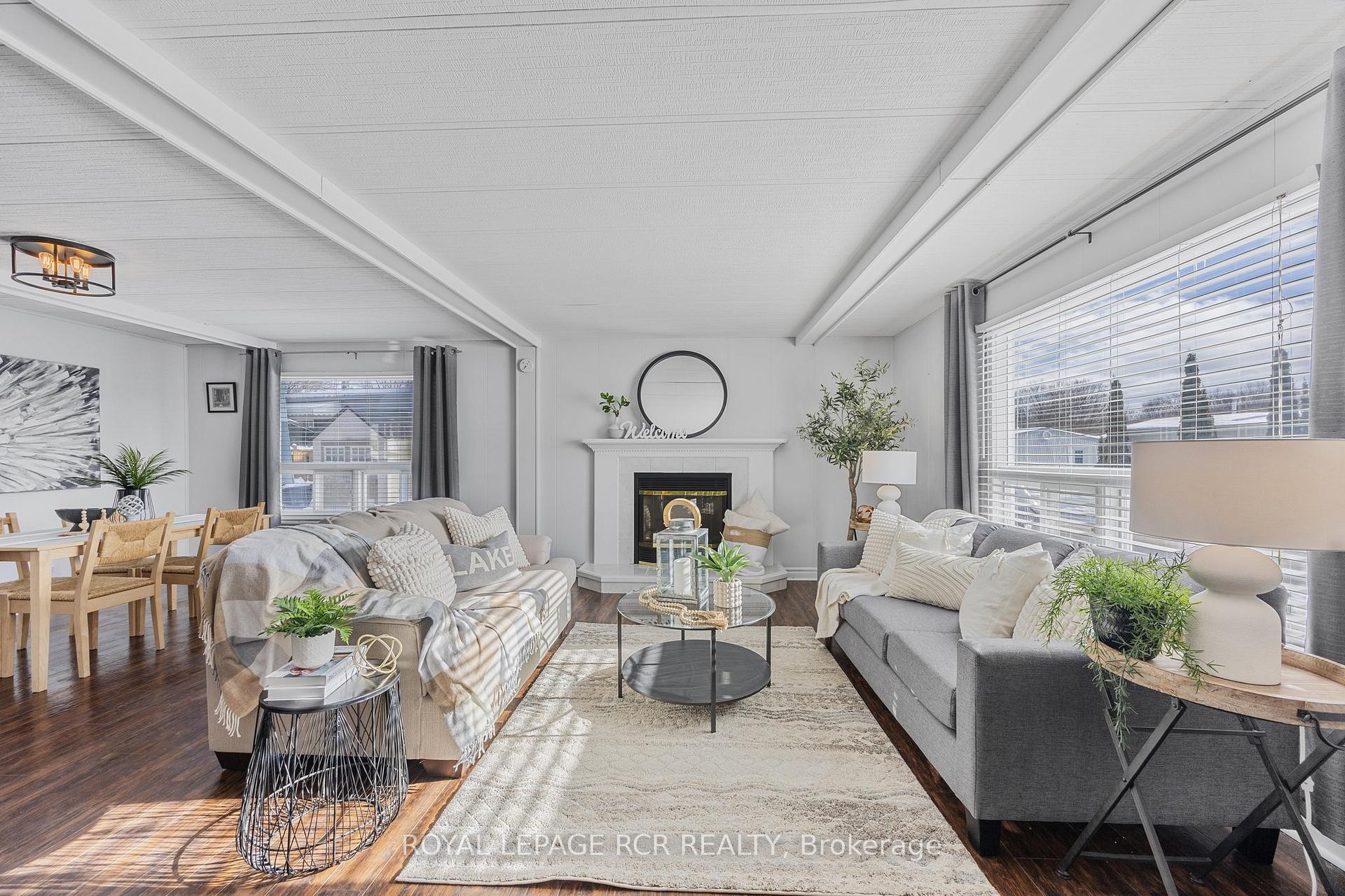 4 Linden Lane, Innisfil, ON - Indoor Photo Showing Living Room