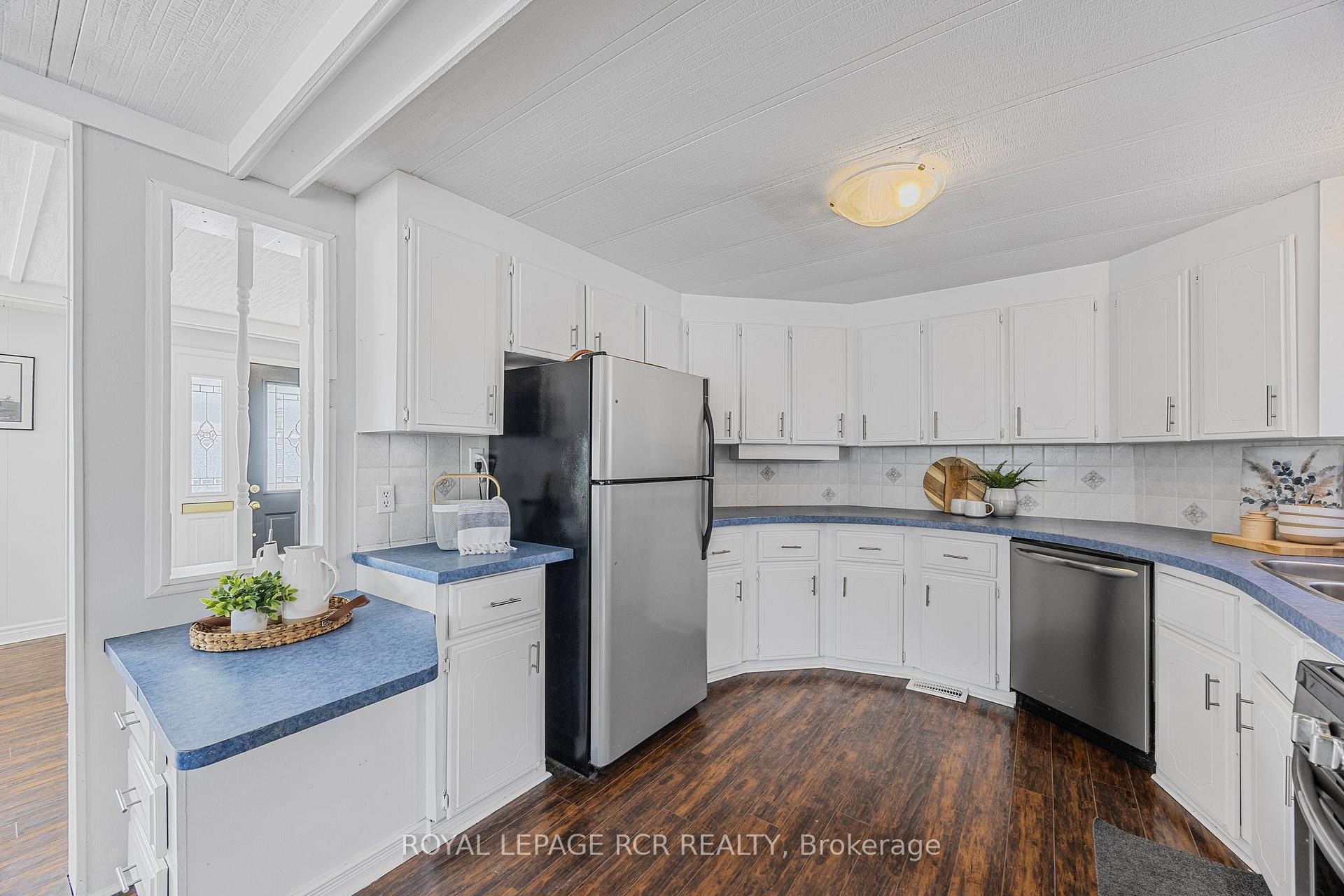 4 Linden Lane, Innisfil, ON - Indoor Photo Showing Kitchen